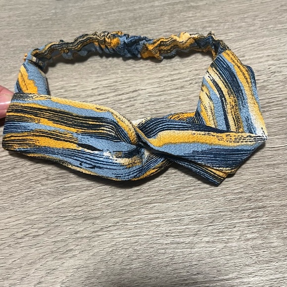 🍀Bundle! 3/$10 Knotted Headbands - Picture 5 of 5